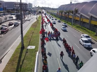 Em protesto, integrantes do MST caminham na Avenida Paralela sentido ao CAB