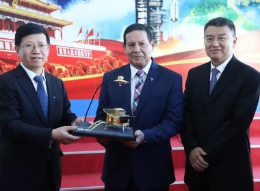 'Brasil nÃ£o pode ser sÃ³ uma loja onde a China compra itens', diz MourÃ£o em Pequim