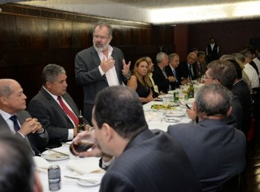 Em busca da reeleição, Nilo garante apoio de 26 deputados durante almoço