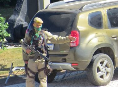 Policial militar invade barreira de proteção do Farol da Barra e dispara tiros para o alto