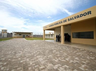 Seap corrige para 17 número de foragidos da Cadeia Pública; PM procura por internos