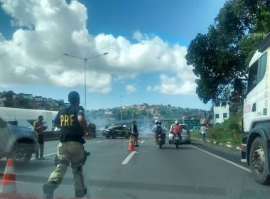 Manifestantes fecham pista na BR-324 em protesto contra morte de menina de seis anos