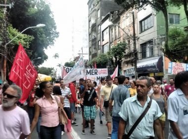 Manifestantes fazem caminhada contra governo Temer na Avenida Sete