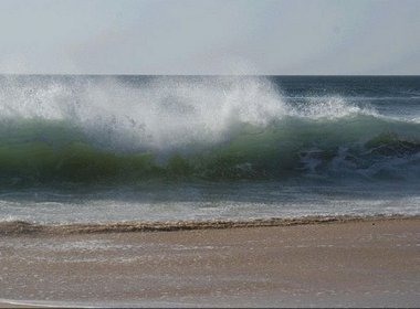 Resultado de imagem para Marinha emite aviso de ressaca e alerta para ondas de até 2,5 metros até sábado, na Bahia