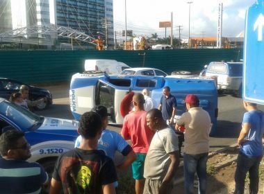 Assaltante rouba carro, bate em viatura da Polícia Civil e é preso na Avenida Paralela