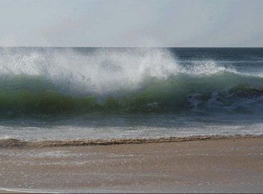 Marinha emite aviso de ventos de até 74 km/h e ondas de até 5 metros de altura na Bahia