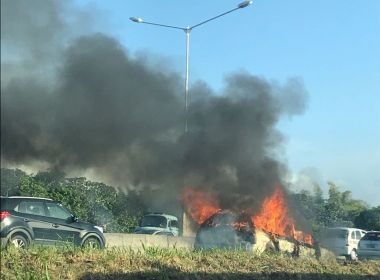 Veículo pega fogo na BR-324, próximo a Porto Seco Pirajá