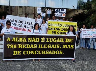 Grupo protesta em frente à AL-BA e pede nomeação de 796 aprovados em concurso