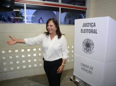 Alice Portugal chega à zona eleitoral para votar: ‘Vamos ver o resultado concreto nas urnas’