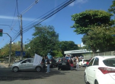 Servidores da Ufba realizam protesto no portão do campus Ondina