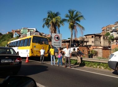 Assalto a ônibus deixa ao menos dois baleados na BR-324