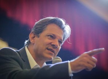 Haddad acusa Bolsonaro de fazer caixa 2 e diz que vai Ã  JustiÃ§a contra fake news