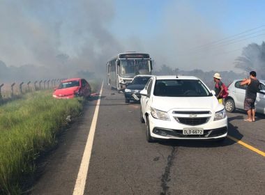 ValenÃ§a: Pista tem engavetamento de Ã´nibus e veÃ­culos; fumaÃ§a pode ter ocasionado acidente