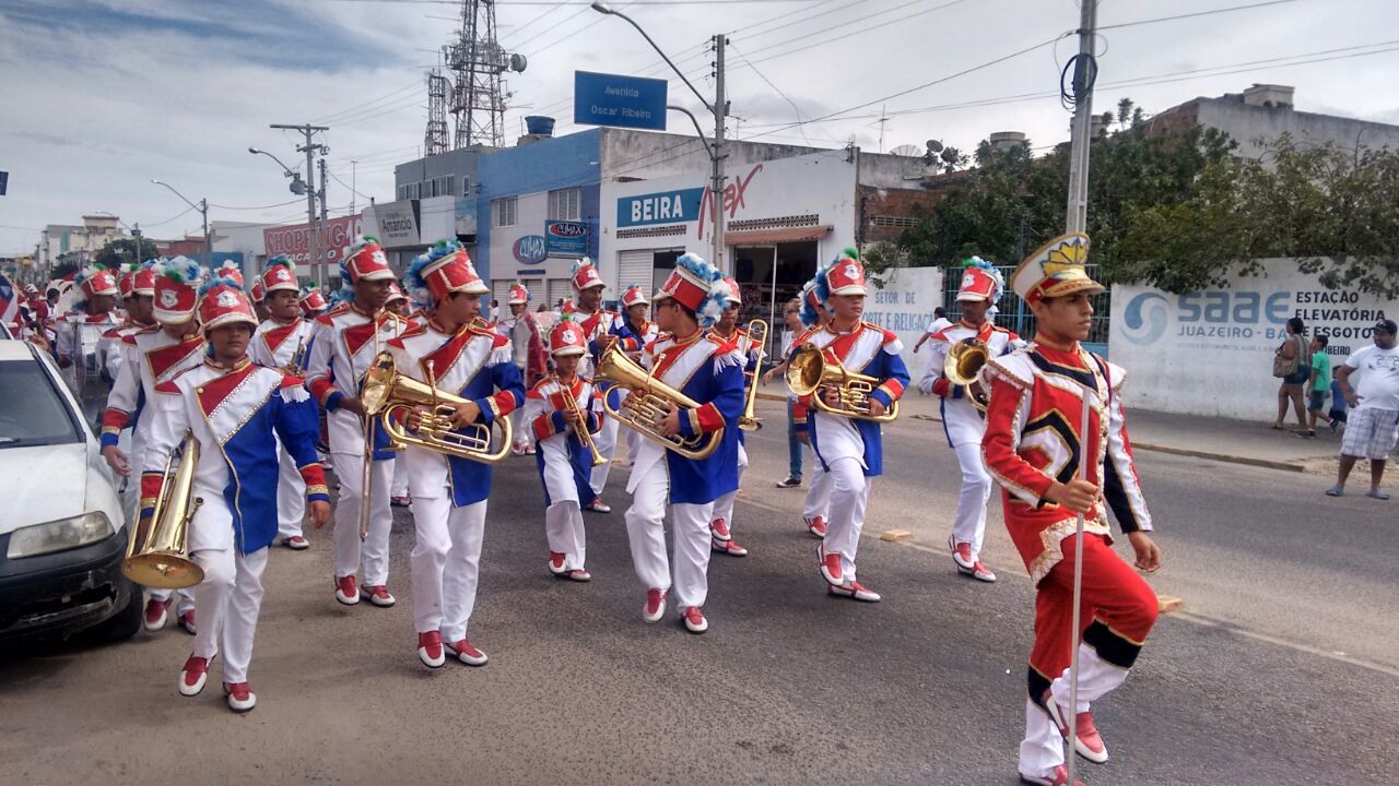 Resultado de imagem para fotos do desfile de fanfarras no dois de julho 2016