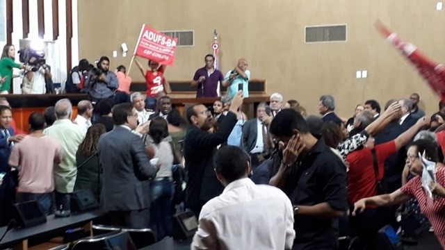 Resultado de imagem para Apesar dos protestos, AL-BA aprova PL com pacote de medidas enviadas por Rui Costa