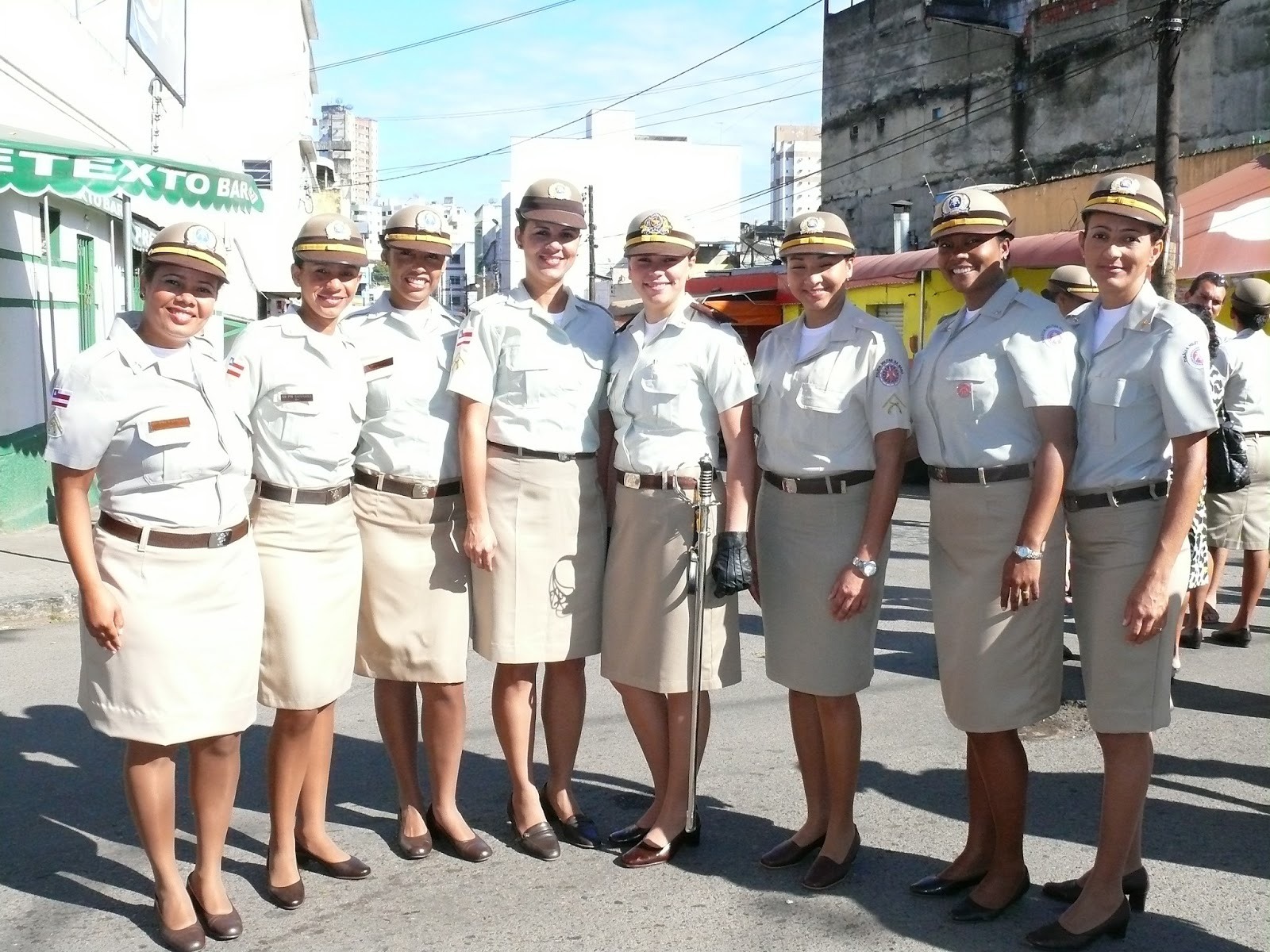 Resultado de imagem para fotos de policiais feminina do estado da bahia