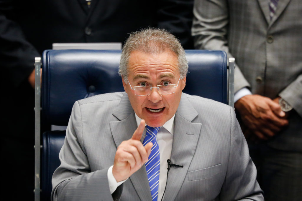 BRASÍLIA, DF, BRASIL, 26-10-2016 Renan faz crítica ao judiciário -  O presidente do Senado, Renan Calheiros (PMDB-AL), com a Proposta de Emenda à Constituição (PEC) 241, que limita os gastos públicos federais para os próximos 20 anos, recebida do presidente da Câmara dos Deputados , Rodrigo Maia. Foto: Sérgio Lima / Poder 360.