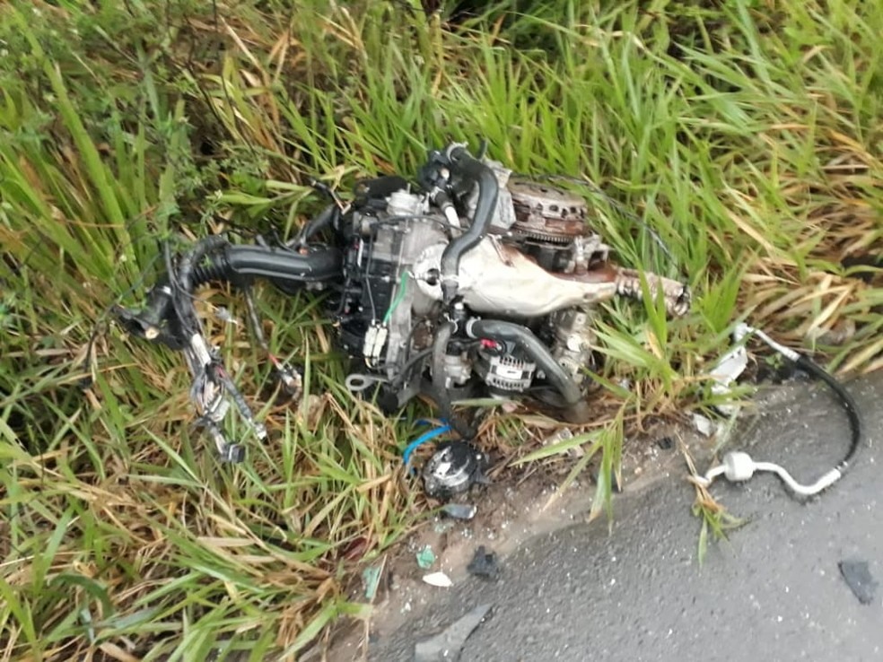 Com o impacto da colisÃ£o, o motor de um dos carros foi arrancado â?? Foto: ThainÃ¡ LÃ´bo/Site do Voz da Bahia