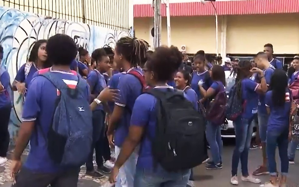 Estudantes protestam contra problemas de infraestrutura no ColÃ©gio Manoel Devoto, em Salvador â?? Foto: ReproduÃ§Ã£o/TV Bahia