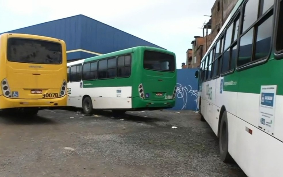 Passageiros de ônibus foram assaltados em pontos diferentes de Salvador nesta quarta-feira (26) — Foto: Reprodução/TV Bahia