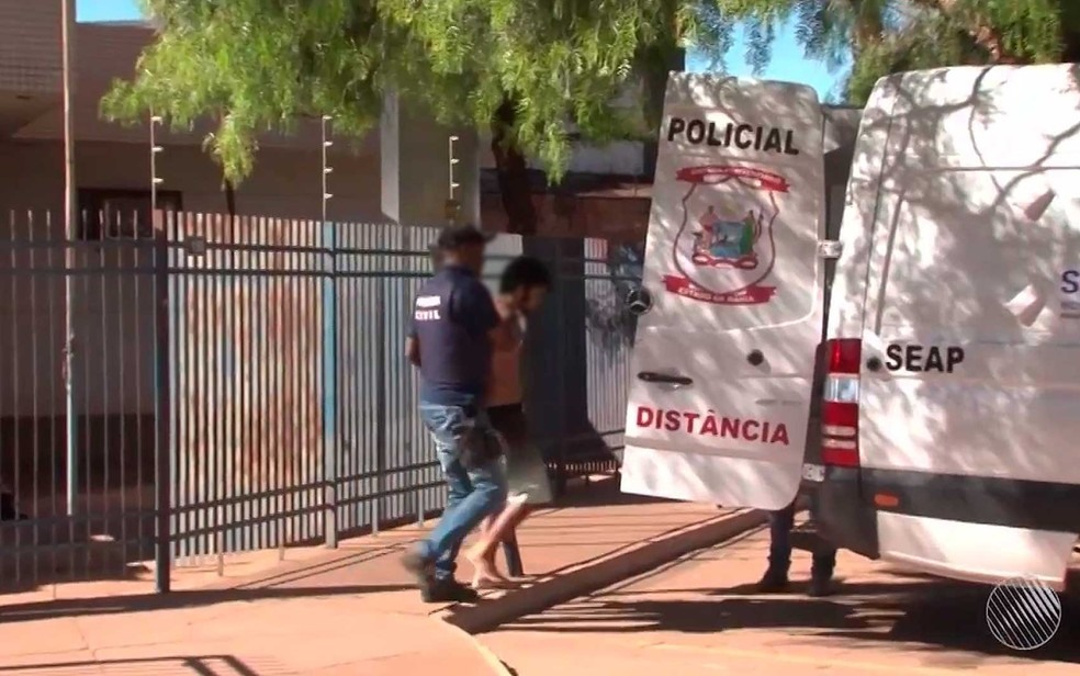 Presos da delegacia de Luís Eduardo Magalhães começaram a ser transferidos para o presídio de Barreiras nesta quinta-feira (20) (Foto: Imagem/TV Oeste)