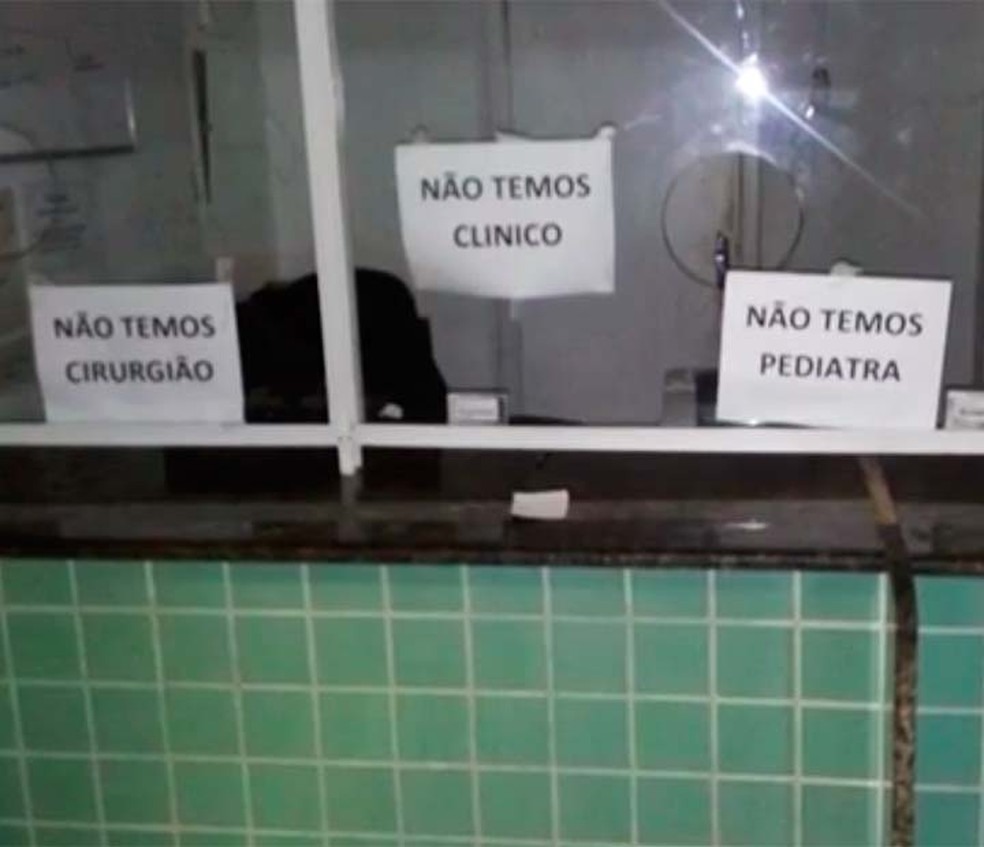 Placas no guichê de atendimento do Hospital Luís Viana Filho, em Ilhéus (Foto: Imagem/TV Santa Cruz)