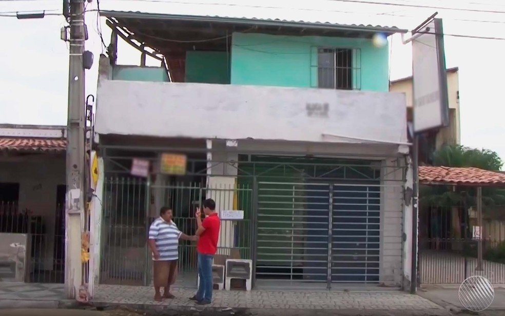 Casa onde as mulheres atearam fogo no homem, em Feira de Santana (Foto: Imagem/TV Subaé)