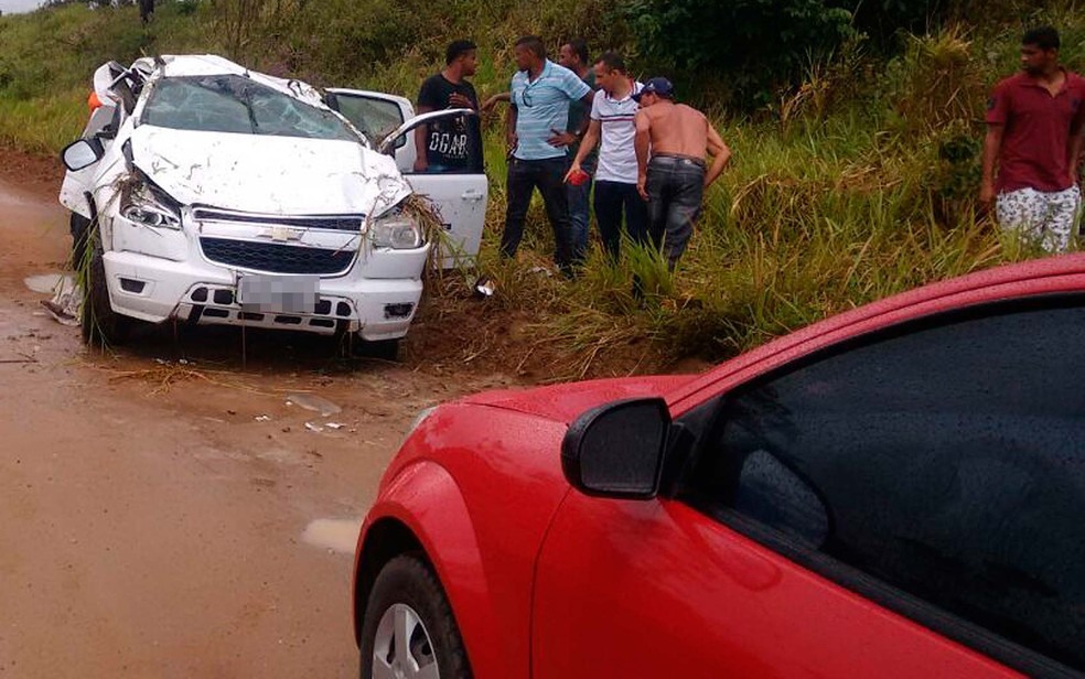 Passageiro de carro envolvido em batida com moto morreu na manhã desta sexta-feira (13), na Bahia (Foto: Thainá Lôbo/Voz da Bahia)