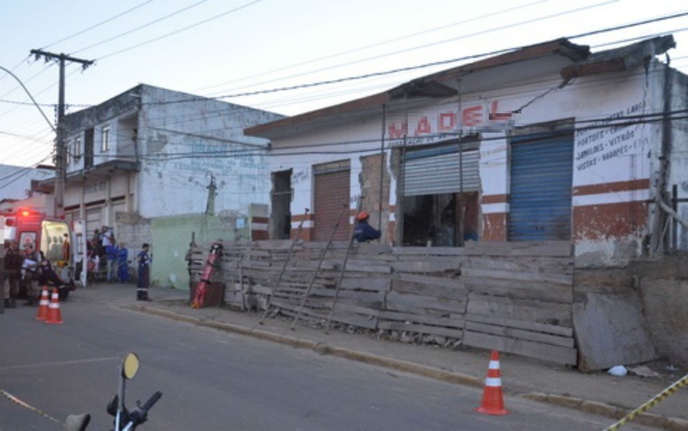 Imóvel que estava em reforma e onde os homens trabalharam em Vitória da Conquista  (Foto: Anderson Oliveira/Blog do Anderson)