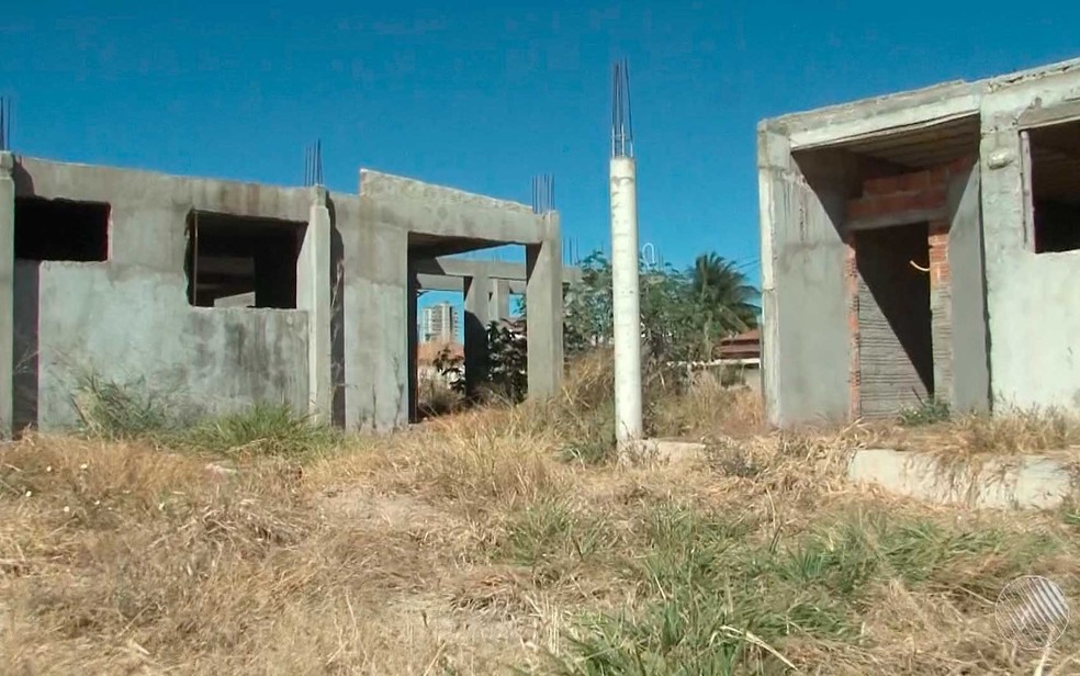 Escola que deveria estar pornta há mais de um ano no oeste da Bahia, só está com as paredes de pé  (Foto: Imagem/TV Oeste)