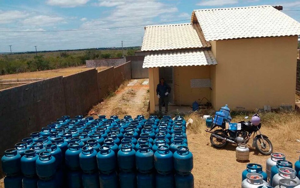 Botijões de gás apreendidos sem documentação na Bahia (Foto: Divulgação/Polícia Civil)