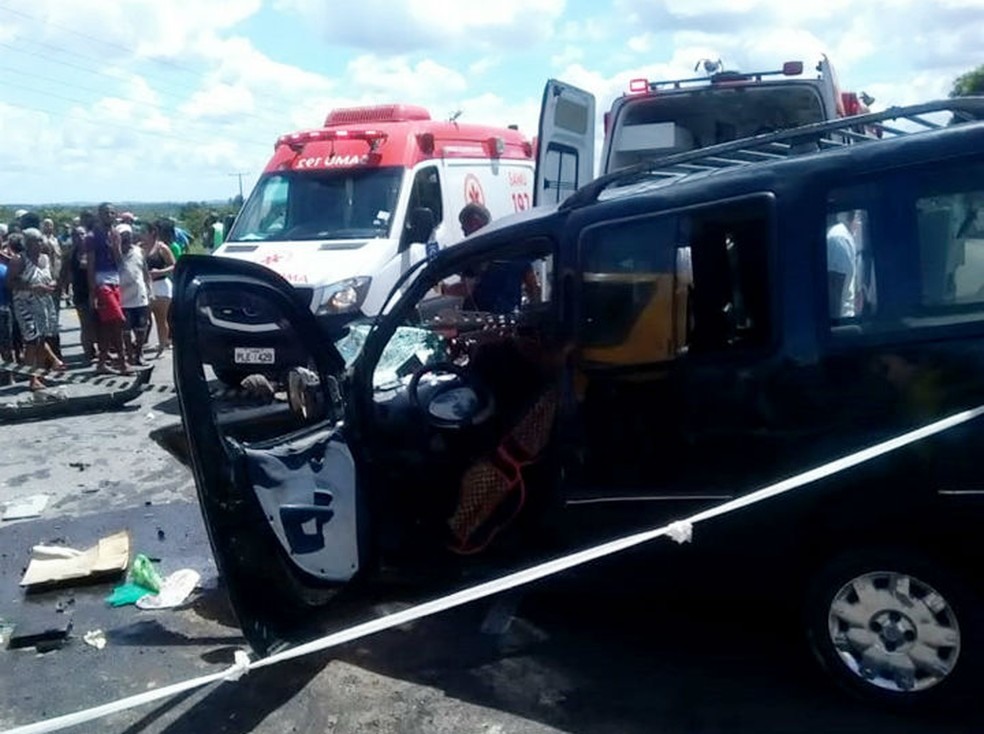 Batida entre Ã´nibus escolar e carro deixa dois mortos na BA-001, na Bahia â?? Foto: Bahia 10