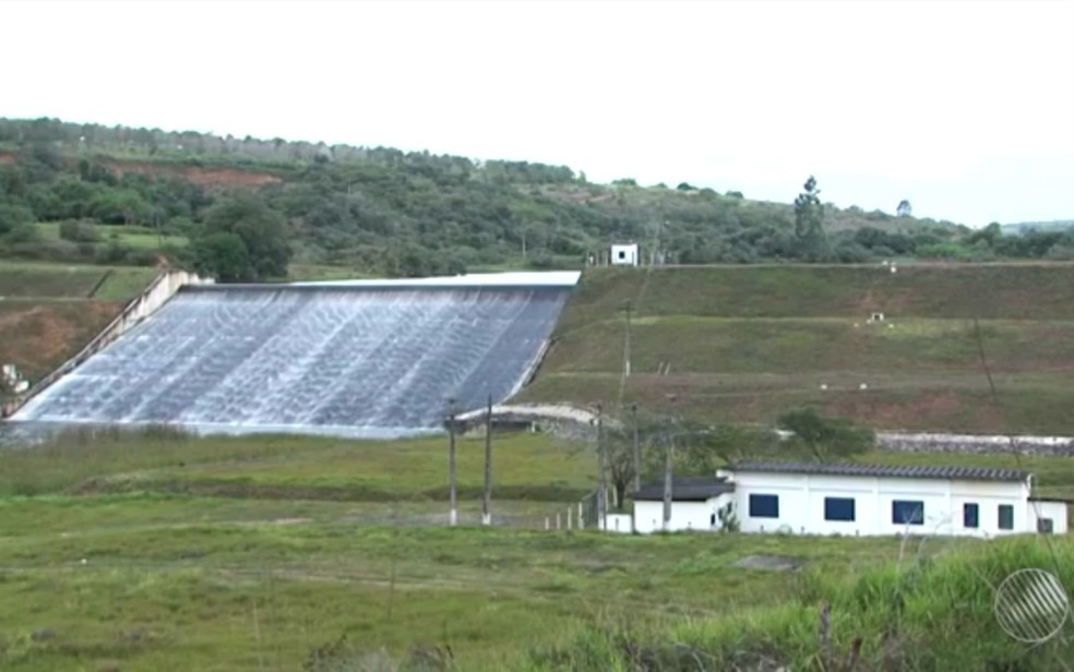 Barragem de Água Fria II que abastece Vitória da Conquista, no sudoeste da Bahia (Foto: Imagem/TV Sudoeste)