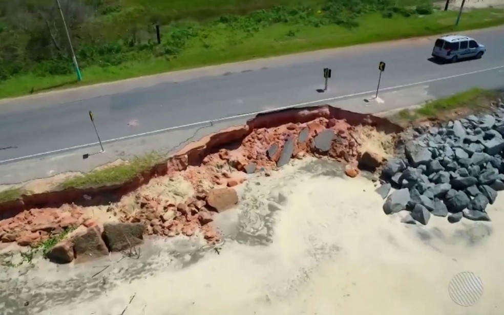 Cratera em rodovia na Bahia começou a se abrir em outubro do ano passado (Foto: Imagem/TV Santa Cruz)