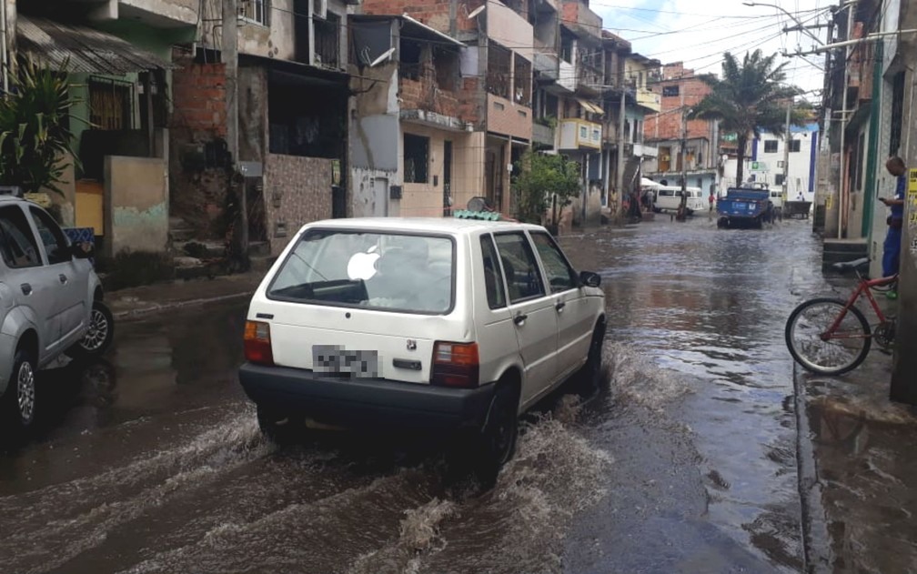 Motoristas tiveram dificuldades para circular pelos bairros da Cidade Baixa na manhÃ£ desta quinta-feira â?? Foto: AndrÃ©a Silva/TV Bahia