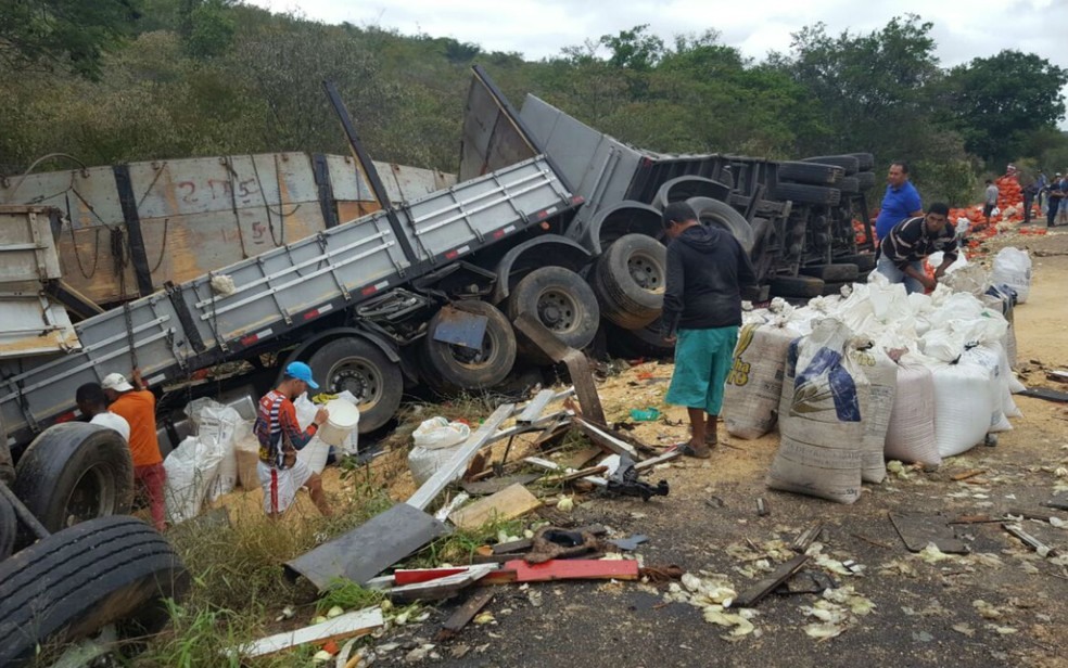 Carreta bitrem que parou em matagal do acostamento após batida na BR-242 (Foto: Guilherme Maciel/Blog do Braga)