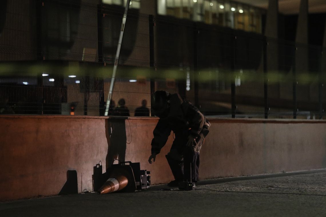 EsquadrÃ£o de Bombas foi acionado para verificar uma mala que foi abandonada em frente ao PalÃ¡cio do Planalto. ApÃ³s perÃ­cia, foi descartado qualquer risco Ã  seguranÃ§a.