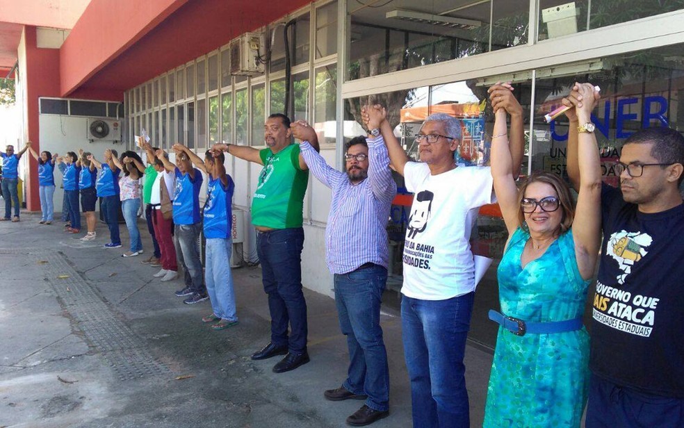 Professores fizeram abraço simbólico, no campus de Salvador da Uneb (Foto: Divulgação/ Aduneb)