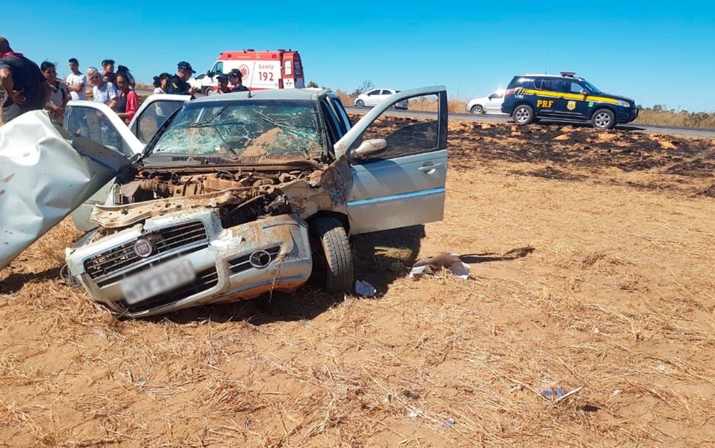 Quatro pessoas da mesma famÃ­lia ficaram feridas apÃ³s acidente de carro a caminho de velÃ³rio na Bahia (Foto: Elvis AraÃºjo/Blog Braga)