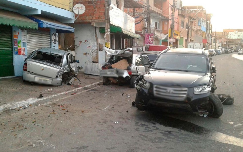 Homem perde controle da direção e bate em carros estacionados no bairro de Narandiba (Foto: Clériston Santana/TV Bahia)