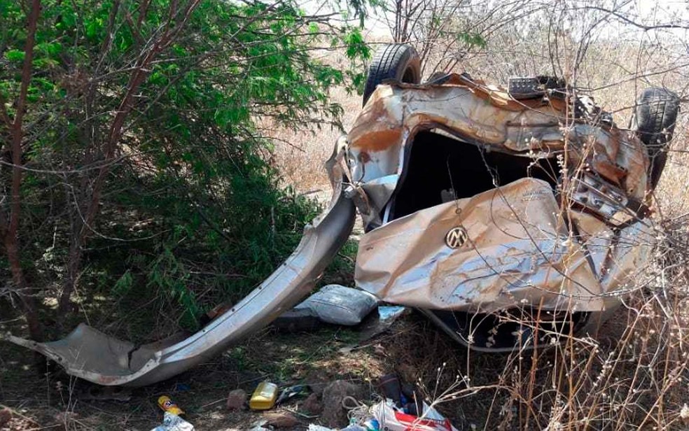 Dois ficam feridos e carro destruÃ­do apÃ³s capotamento na BR-242, no oeste da Bahia  (Foto: Ivonaldo Paiva/Blog Braga)