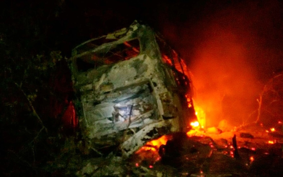 Ônibus pega fogo após batida com carreta na BR-116, na Bahia (Foto: Site Bahia 10)