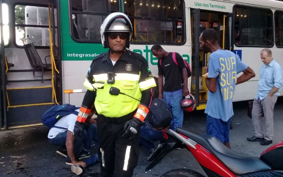 Motociclista fica ferido apÃ³s acidente com Ã´nibus no bairro do ComÃ©rcio, em Salvador  â?? Foto: Cid Vaz/TV Bahia