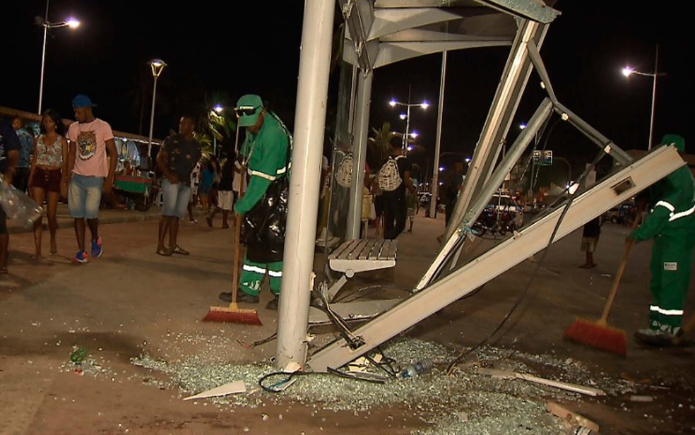 Carro atropela pessoas em calçada e atinge estrutura de ponto de ônibus do bairro de Itapuã, em Salvador (Foto: Imagem/TV Bahia)