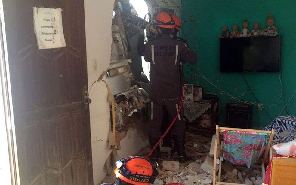 Caminhão invadiu casa no bairro Fazenda Grande II (Foto: Bombeiros Militares/Divulgação)