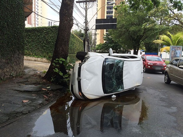 Jovem capota carro no Itaigara, em Salvador. Bahia (Foto: Georgina Maynart / TV Bahia)