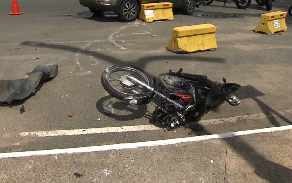 Professora de 44 anos, que era carona na moto, morreu no acidente (Foto: Reprodução/TV Bahia)