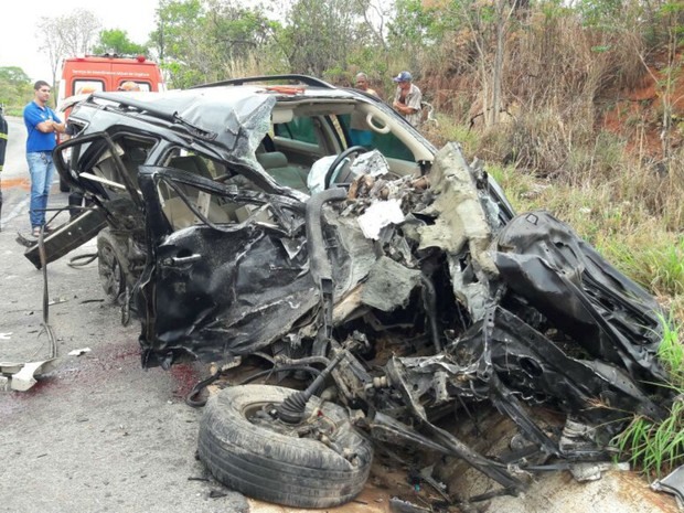 Carro ficou amassado após colidir com  caminhão tanque na BR-242 (Foto: Blogbraga/Repórter Paiva)