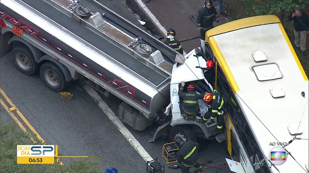 Resultado de imagem para Acidente com caminhão e ônibus deixa 10 feridos na zona leste de São Paulo