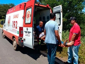 Condutor foi socorrido pelo Samu (Foto: Magnun Fravretto/Blog do Sigi Vilares)